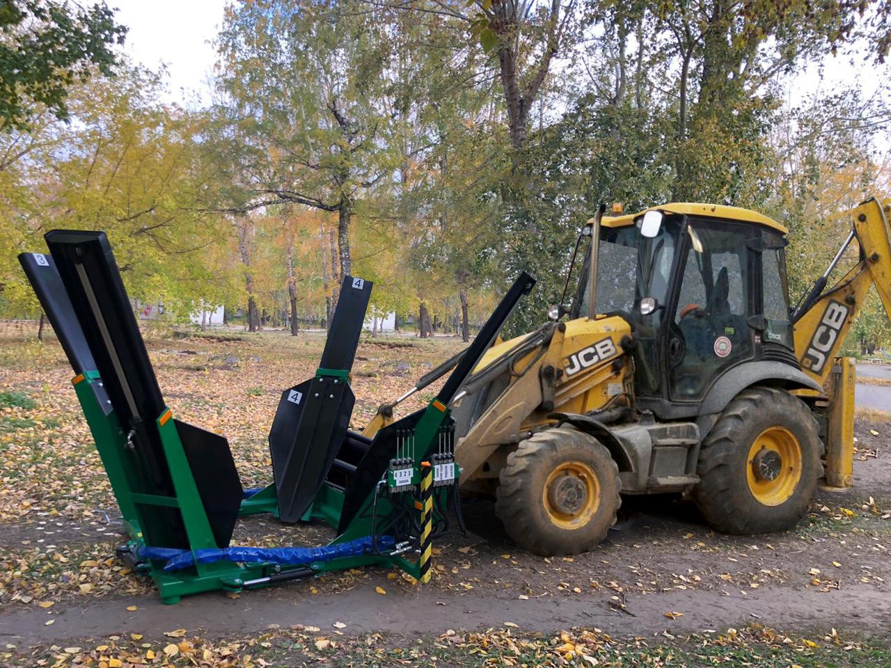 Przesadzarka drzew montowna na przedni TUZ lub ramiona koparko-ładowarki