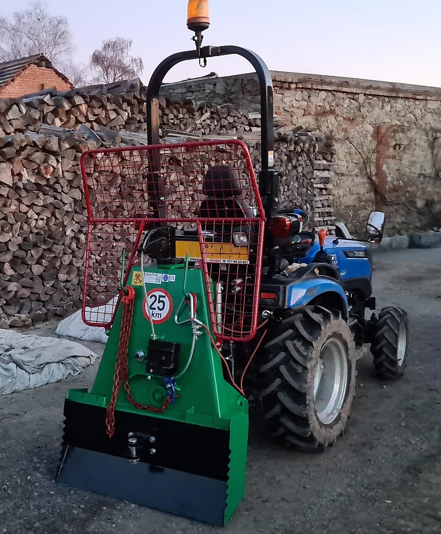  Wyciągarka leśna produkcji firmy Bystroń, siła uciągu 2,5 tony, do małych ciągników