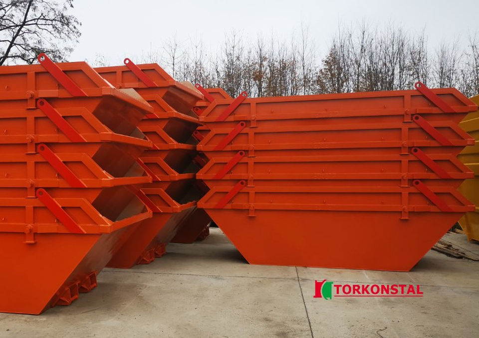 Kontenery mulda symetryczna otwarta ukłozona w stosy produkcji firmy Torkonstal w Prudniku
